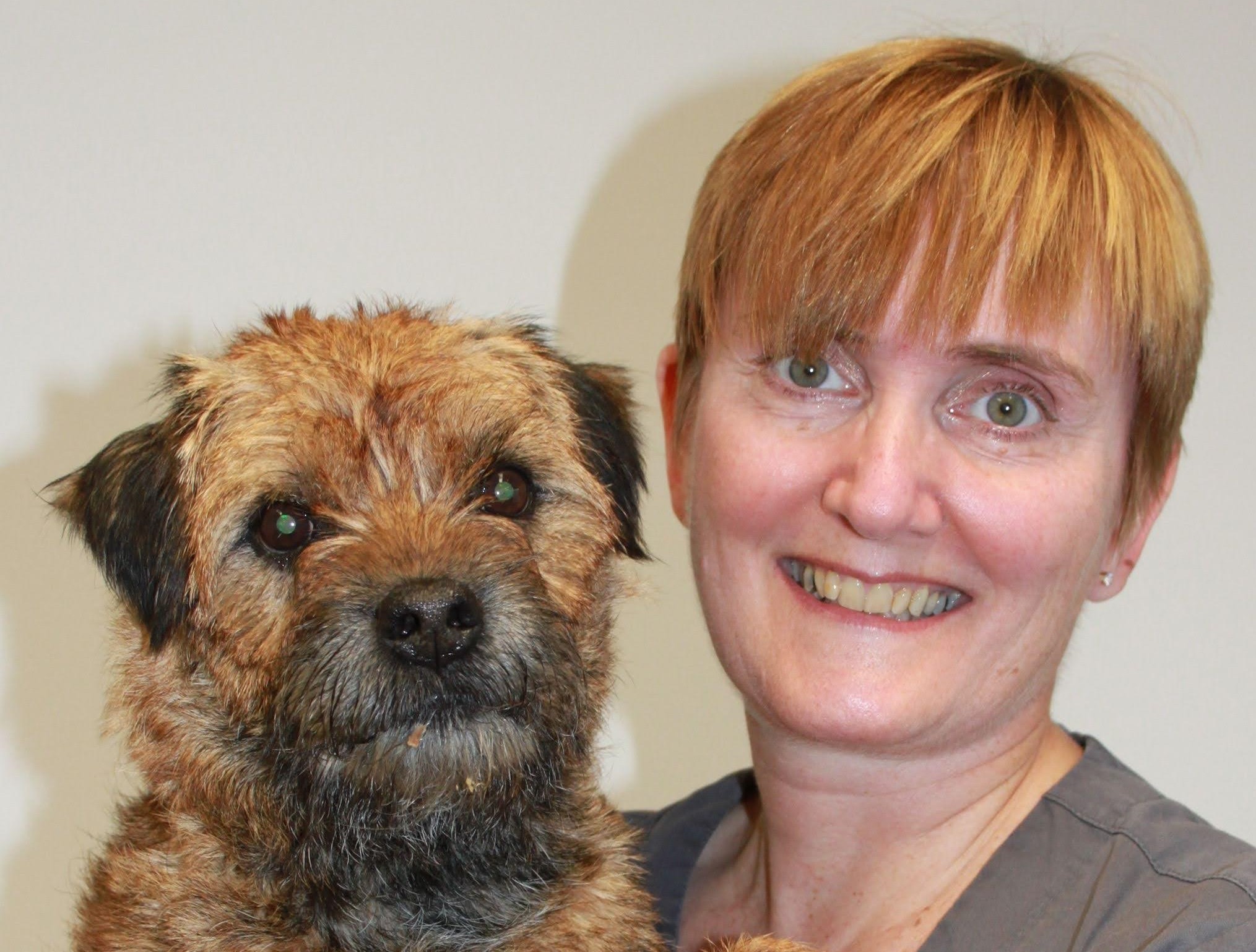 Gry Eskeland, veterinær og atferdskonsulent, med en border terrier
